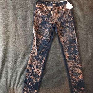Navy denim jeggings with copper-colored print Chic